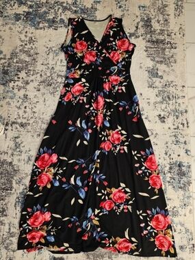 💥💥5 For $25💥💥 Floral V-Neck Maxi Dress - Black with Red Rose Print